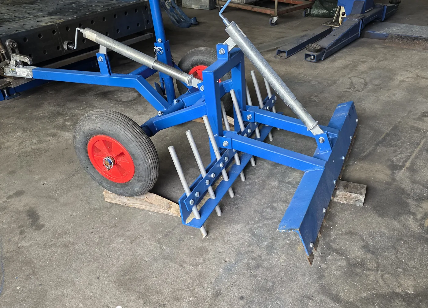 Blaues Groundmaster Reitplatz-Abziehgerät aus dem Metallbau